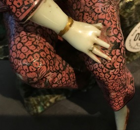 A Chinese famille rose model of a lady and a miniature shoe, 19/20th C.