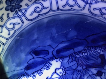 Six plats en porcelaine de Chine bleu et blanc aux d&eacute;cors de la chasse, marques de Chenghua, Kangxi