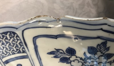 Un grand plat en porcelaine de Chine bleu et blanc de type kraak &agrave; d&eacute;cor d'un arrangement de vases, Wanli