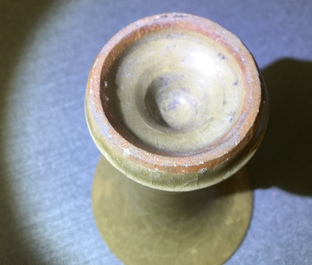 Un vase de forme gu en porcelaine de Chine de Longquan, Song ou apr&egrave;s