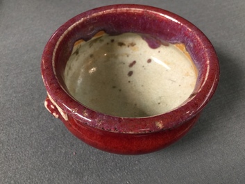 Deux br&ucirc;le-parfums et un pot &agrave; pinceaux en porcelaine de Chine sang de boeuf, 19/20&egrave;me