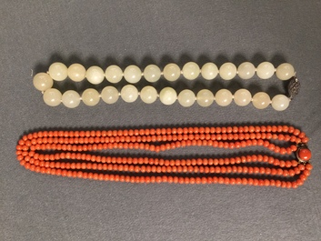 Cinq colliers en jade et corail, Chine, 20&egrave;me