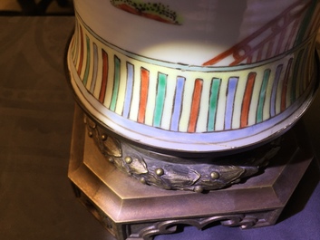 Trois vases et un plat &agrave; d&eacute;cor des 'cent gar&ccedil;ons' en porcelaine de Chine famille rose et verte, 19/20&egrave;me