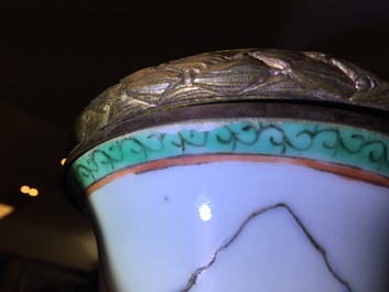 Trois vases et un plat &agrave; d&eacute;cor des 'cent gar&ccedil;ons' en porcelaine de Chine famille rose et verte, 19/20&egrave;me