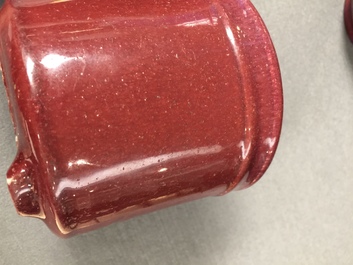 Deux br&ucirc;le-parfums et un pot &agrave; pinceaux en porcelaine de Chine sang de boeuf, 19/20&egrave;me