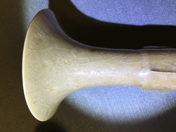 Un vase de forme gu en porcelaine de Chine de Longquan, Song ou apr&egrave;s