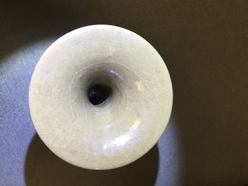 Un vase de forme gu en porcelaine de Chine de Longquan, Song ou apr&egrave;s