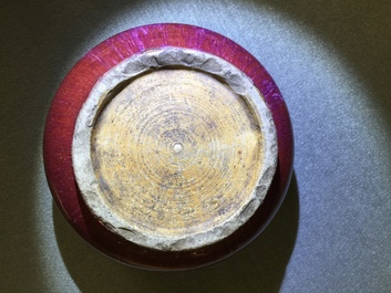 Deux br&ucirc;le-parfums et un pot &agrave; pinceaux en porcelaine de Chine sang de boeuf, 19/20&egrave;me