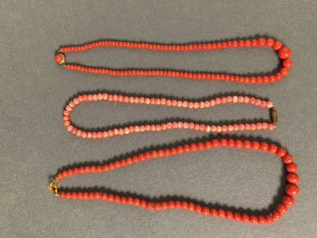 Cinq colliers en jade et corail, Chine, 20&egrave;me