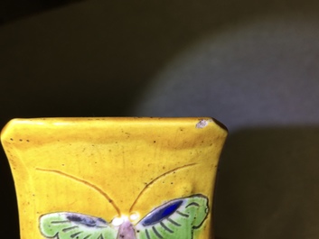 A large Chinese sancai water- or lime pot with floral design, 18/19th C.