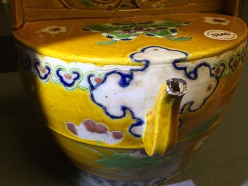 A large Chinese sancai water- or lime pot with floral design, 18/19th C.
