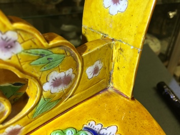 A large Chinese sancai water- or lime pot with floral design, 18/19th C.