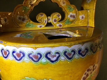 A large Chinese sancai water- or lime pot with floral design, 18/19th C.