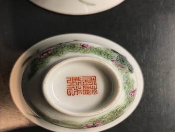 Deux tasses en porcelaine de Chine famille rose, un plat et une th&eacute;i&egrave;re en qianjiang cai et un vase hu, 19/20&egrave;me