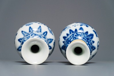Een paar Chinese blauwwitte en zeemleer kalebasvazen, Kangxi