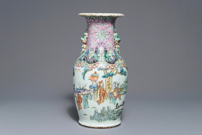 Un vase en porcelaine de Chine famille rose, 19&egrave;me