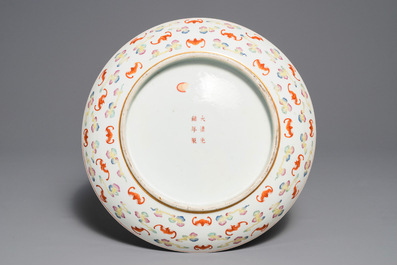 Een Chinese famille rose schotel met &lsquo;100 vleermuizen&rsquo; decor, Guangxu merk en periode