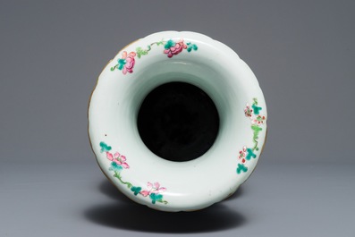 Un vase en porcelaine de Chine famille rose, 19&egrave;me