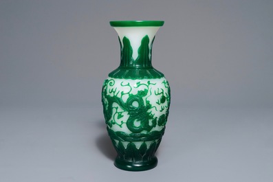 Un vase en verre de P&eacute;kin vert sur fond blanc, Chine, marque de Qianlong, 19&egrave;me