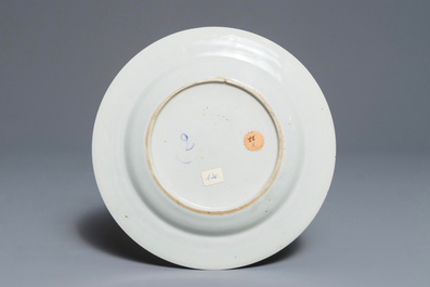 A Chinese famille rose Pronk-style 'Dames au parasol' plate, Qianlong