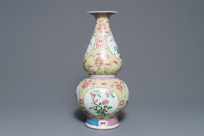 Een Chinese famille rose kalebasvaas met floraal decor, 19e eeuw