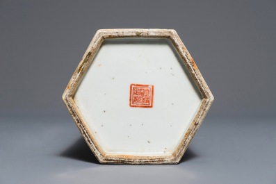 A Chinese famille rose 'Wu Shuang Pu' reticulated hat stand, Qianlong mark, 19th C.
