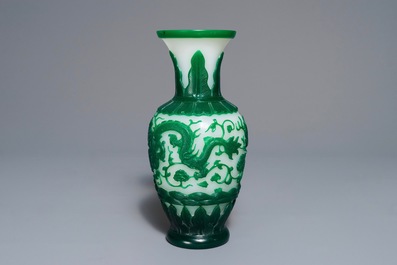Un vase en verre de P&eacute;kin vert sur fond blanc, Chine, marque de Qianlong, 19&egrave;me