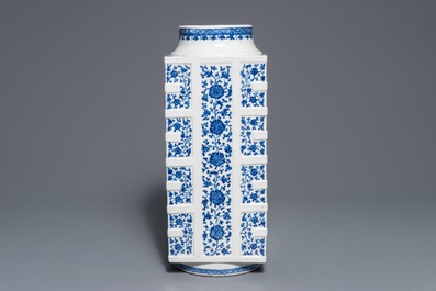 Een grote Chinese blauwwitte cong vaas met lotusdecor, 18/19e eeuw
