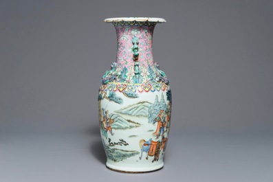 Un vase en porcelaine de Chine famille rose, 19&egrave;me