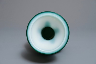 Un vase en verre de P&eacute;kin vert sur fond blanc, Chine, marque de Qianlong, 19&egrave;me