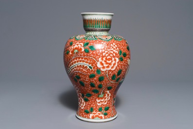 A Chinese famille verte coral ground vase with phoenixes, 19/20th C.