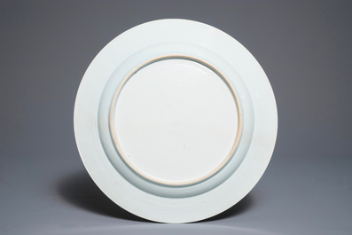 Un plat armori&eacute; en porcelaine de Chine famille rose pour le march&eacute; anglais, Yongzheng/Qianlong