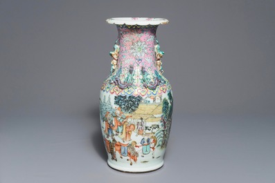 Un vase en porcelaine de Chine famille rose, 19&egrave;me