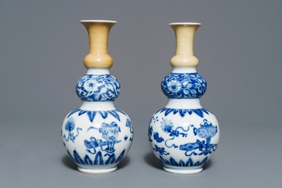 Een paar Chinese blauwwitte en zeemleer kalebasvazen, Kangxi