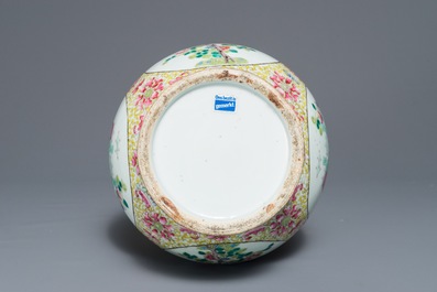 Een Chinese famille rose kalebasvaas met floraal decor, 19e eeuw