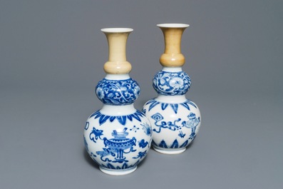 Een paar Chinese blauwwitte en zeemleer kalebasvazen, Kangxi