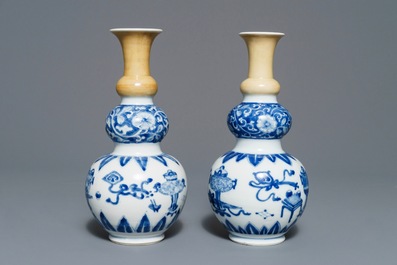 Een paar Chinese blauwwitte en zeemleer kalebasvazen, Kangxi