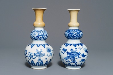 Een paar Chinese blauwwitte en zeemleer kalebasvazen, Kangxi