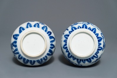 Een paar Chinese blauwwitte en zeemleer kalebasvazen, Kangxi
