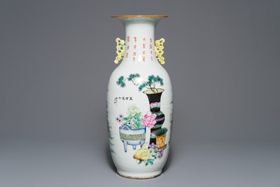 Een Chinese famille rose vaas met tweezijdig decor, 19/20e eeuw