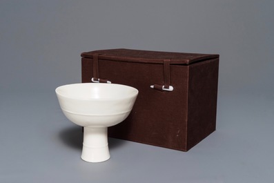 Een Chinese blanc de Chine stem cup, Wanli of Transitie periode