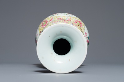 Een Chinese famille rose kalebasvaas met floraal decor, 19e eeuw