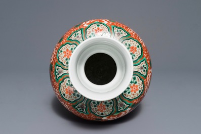 A Chinese famille verte coral ground vase with phoenixes, 19/20th C.