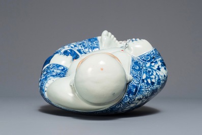 Een grote Chinese blauwwitte figuur van Boeddha, vroeg 20e eeuw