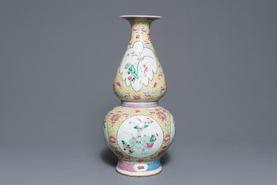 Een Chinese famille rose kalebasvaas met floraal decor, 19e eeuw