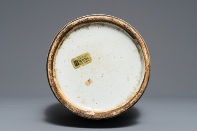 Un vase en porcelaine de Chine famille rose, 19&egrave;me
