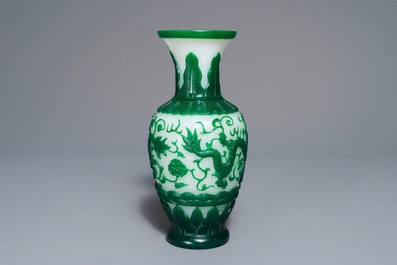 Un vase en verre de P&eacute;kin vert sur fond blanc, Chine, marque de Qianlong, 19&egrave;me