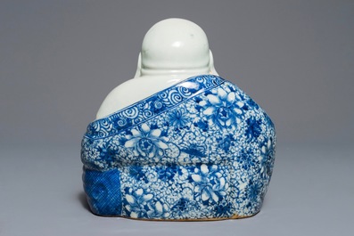 Een grote Chinese blauwwitte figuur van Boeddha, vroeg 20e eeuw
