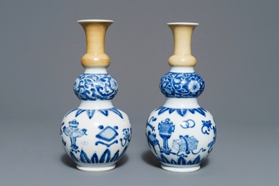 Een paar Chinese blauwwitte en zeemleer kalebasvazen, Kangxi