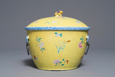 A Chinese famille rose yellow ground sgraffiato bowl and cover, 19/20th C.